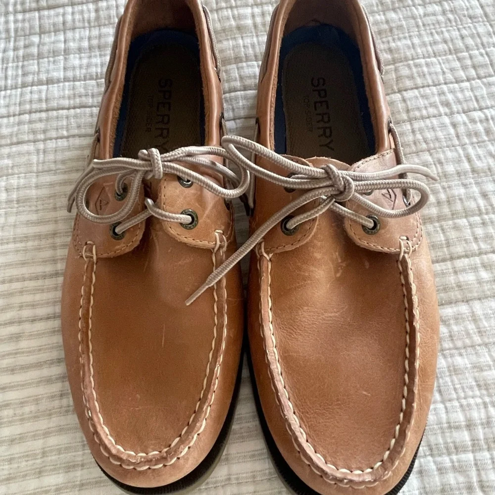 Sperry Men’s Tan Leather Boat Shoes with Contrast Laces